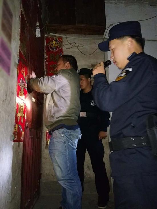 定西地区粗心妈妈误将幼女锁家中 民警全城寻开锁师傅开门